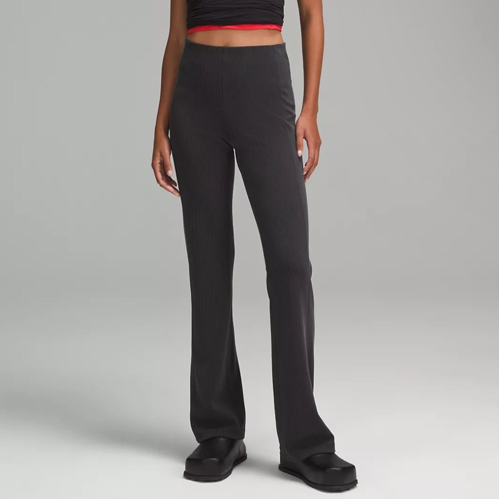 Lululemon Ribbed Softstreme Flared Pant 
Regular
Dark grey